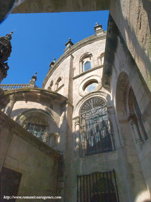 CABECERA DEL TEMPLO Y PUERTA SANTA